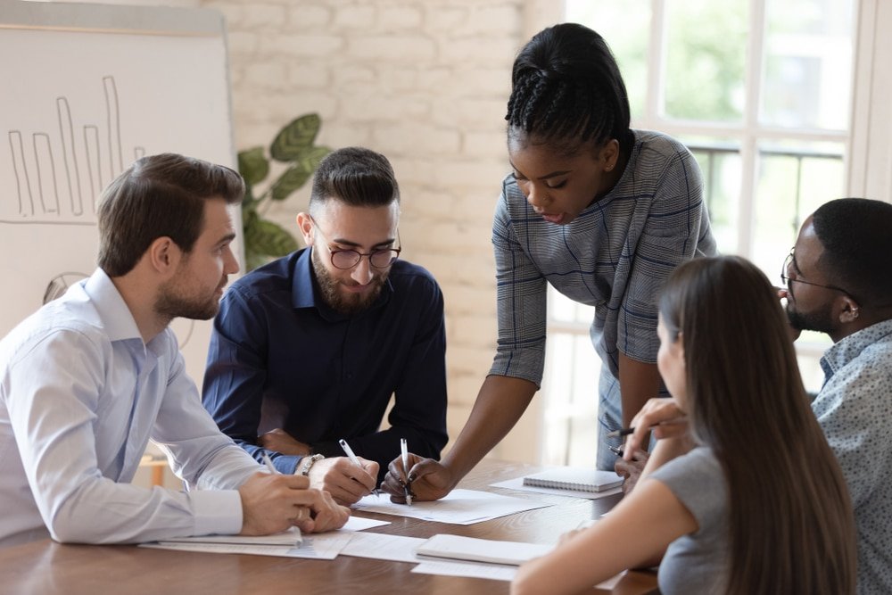 Serious,African,Woman,Supervisor,Boss,Teach,Diverse,Staff,Workers,Explain