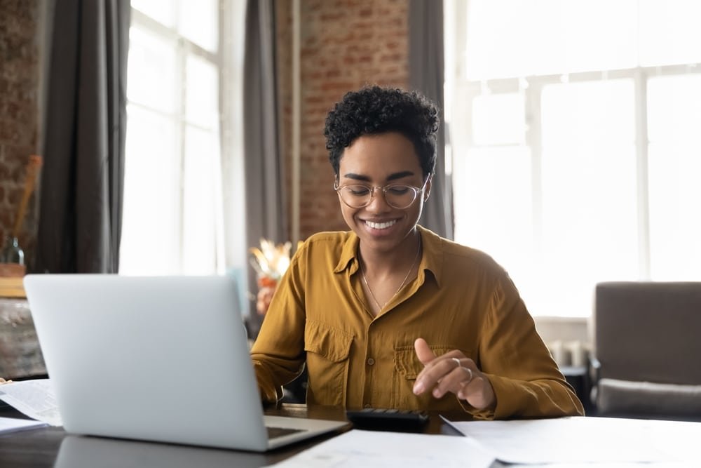 Happy,Young,Afro,American,Entrepreneur,Woman,In,Glasses,Counting,Profit,