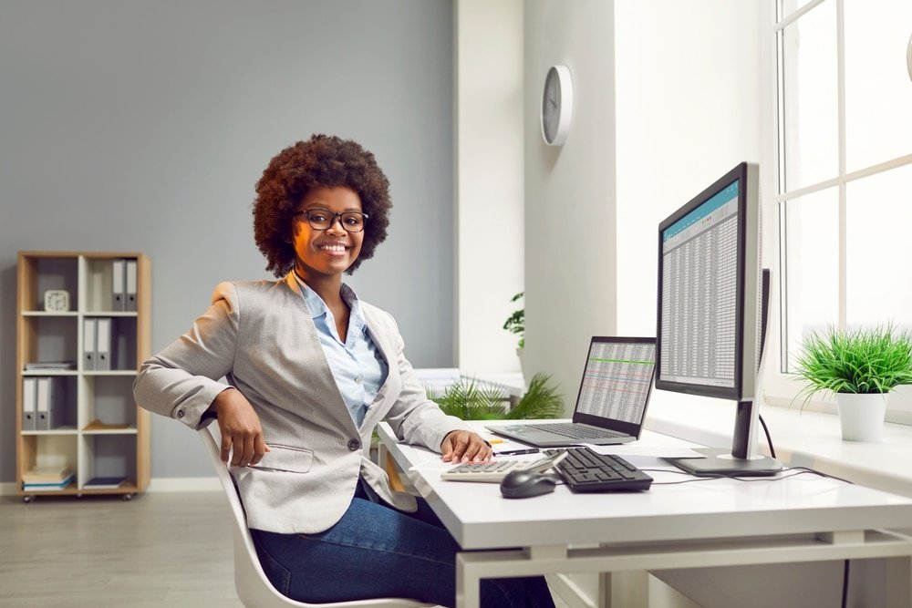 Portrait,Of,A,Happy,Woman,Accountant,At,Work.,Beautiful,Young