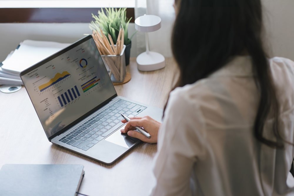 A,Businesswoman,Or,Accountant,Using,Laptop,To,Analyze,Financial,Investments