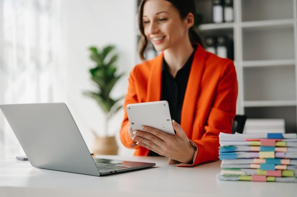 Close,Up,Of,Businesswoman,Or,Accountant,Hand,Typing,Laptop,Working