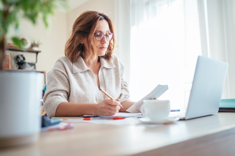 Beautiful,Middle aged,Woman,In,Glasses,Counting,Family,Business,Budget,Gazing