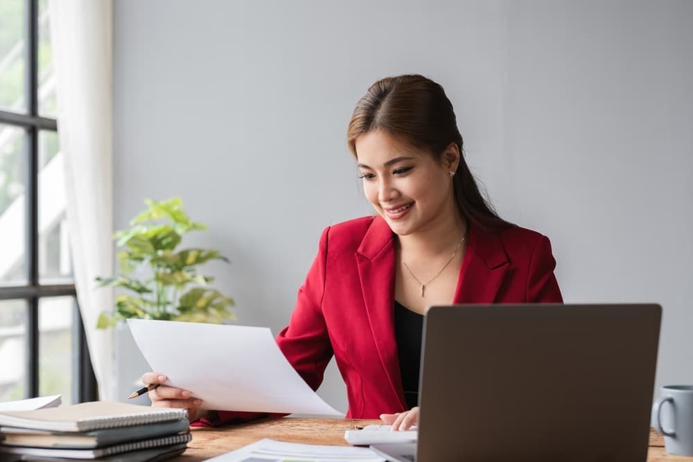 Beautiful,Accountant,Sitting,Working,With,Laptop,Calculating,Financial,And,Tax